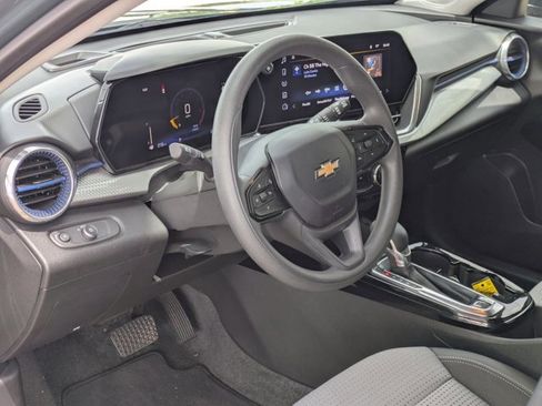 Used 2025 Chevrolet Trax LT FWD image 10