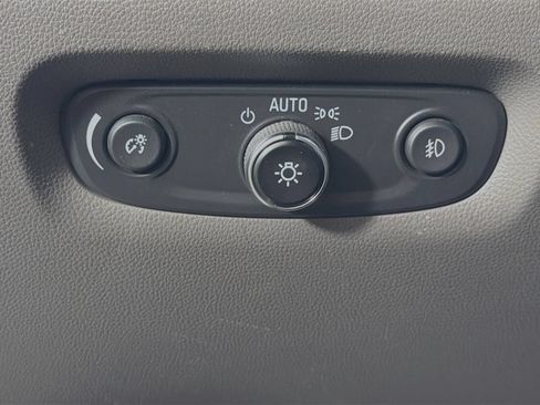 Used 2021 Chevrolet Traverse Premier FWD image 11