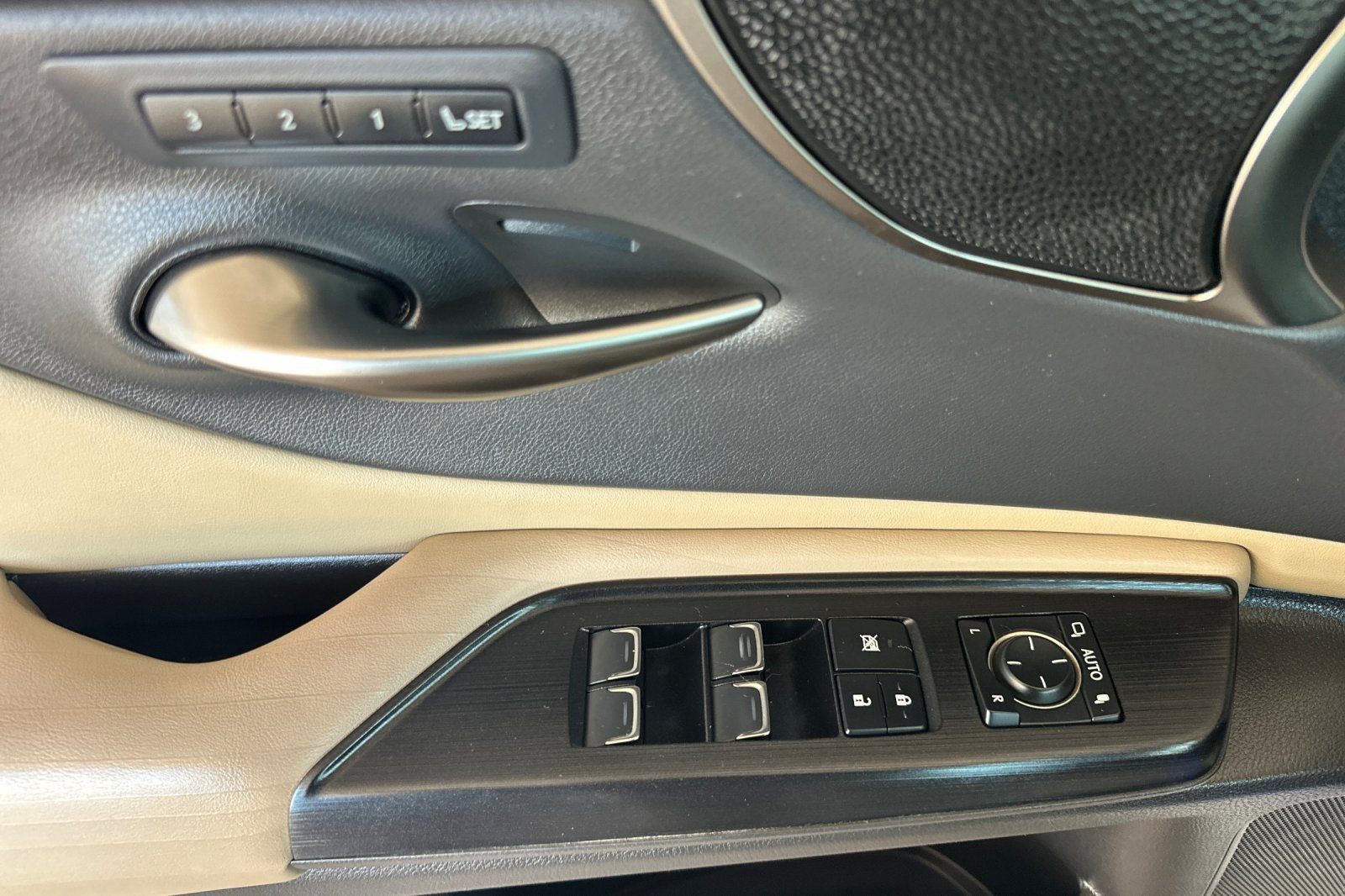 Used 2021 Lexus ES 300h w/ Accessory Package FWD image 8