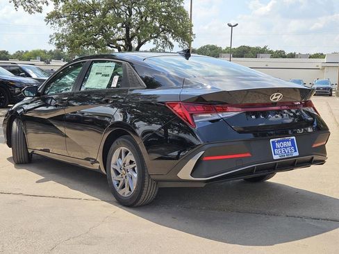 New 2025 Hyundai Elantra Blue image 3