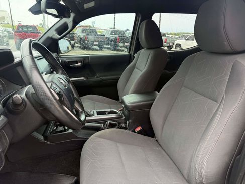 Used 2018 Toyota Tacoma TRD Sport RWD image 3