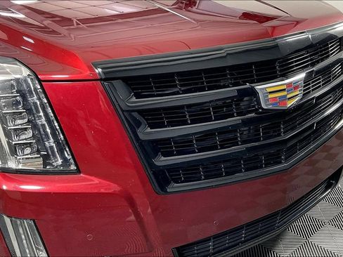 Used 2019 Cadillac Escalade Luxury w/ Escalade Sport Edition AWD/4WD image 39