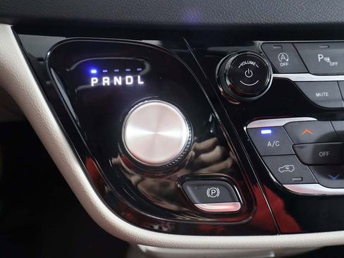 Used 2024 Chrysler Pacifica Touring-L image 44