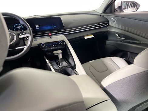 Used 2025 Hyundai Elantra Limited FWD image 17