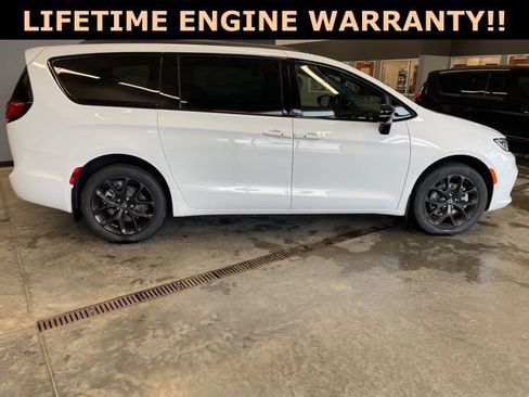 New 2026 Chrysler Pacifica Select w/ S Appearance Package AWD/4WD image 9