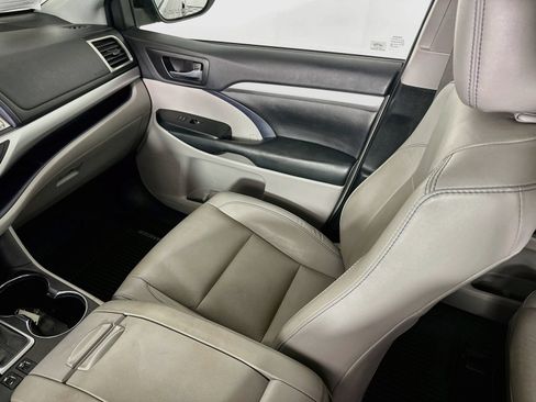 Used 2019 Toyota Highlander XLE AWD/4WD image 24