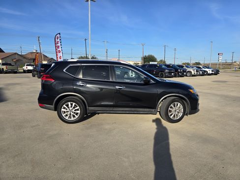 Used 2017 Nissan Rogue SV image 2