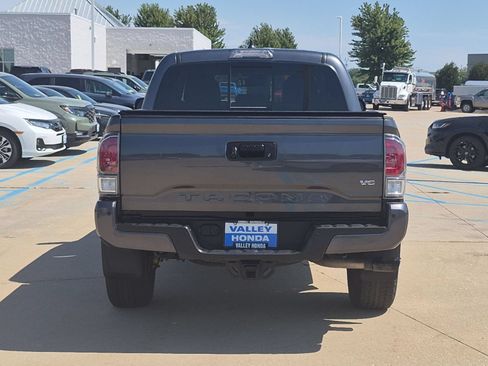 Used 2021 Toyota Tacoma TRD Off-Road w/ TRD Premium Off Road Package AWD/4WD image 7