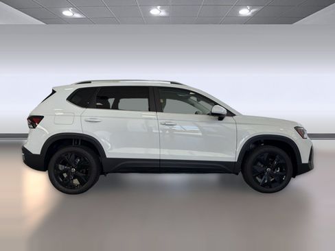New 2026 Volkswagen Taos SE FWD image 8