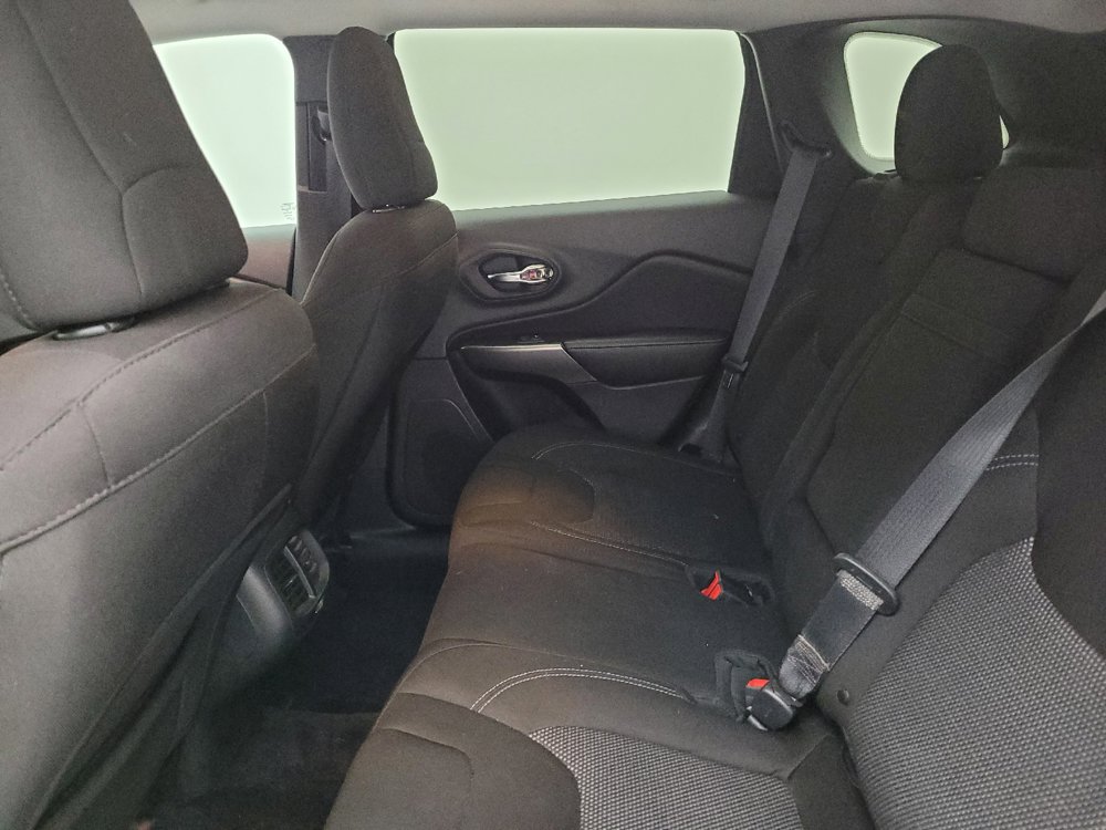 Used 2019 Jeep Cherokee Latitude w/ Popular Appearance Group AWD/4WD image 18
