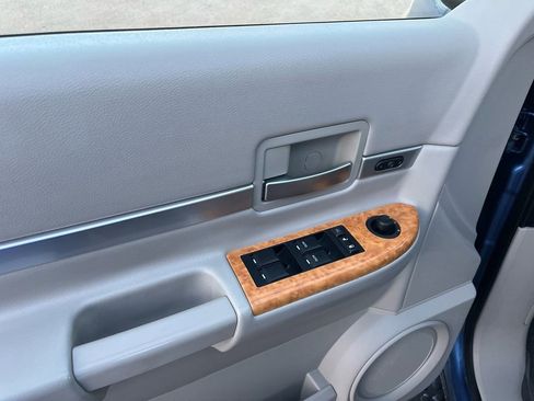 Used 2007 Chrysler Aspen Limited image 13