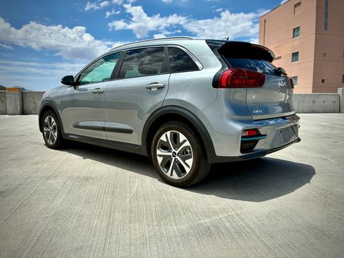 Used 2022 Kia Niro EX Premium FWD image 6