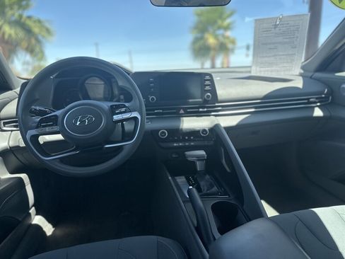 Used 2021 Hyundai Elantra SEL image 2