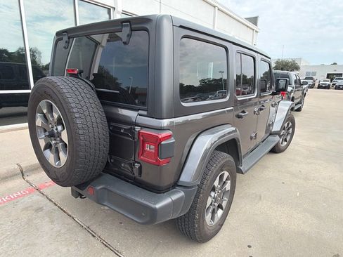 Used 2018 Jeep Wrangler Unlimited Sahara AWD/4WD image 6