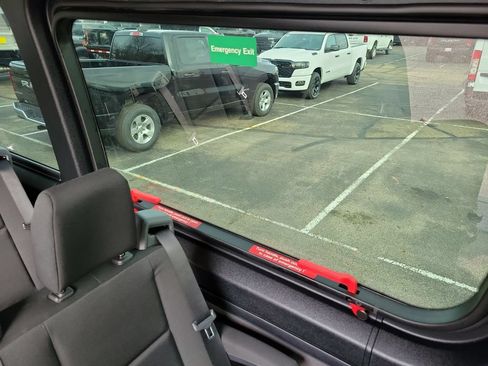 Used 2025 Mercedes-Benz Sprinter 2500 image 7