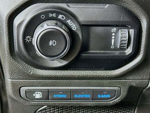 Used 2025 Jeep Wrangler Willys AWD/4WD image 17