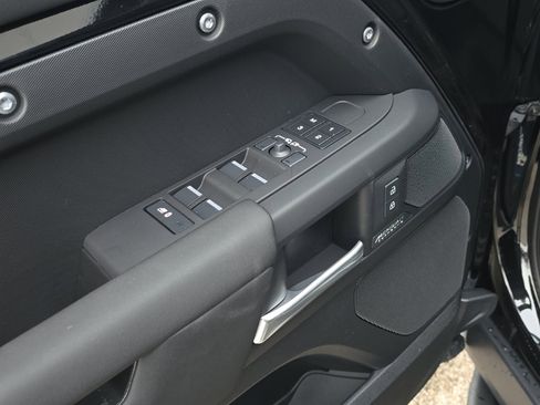 New 2026 Land Rover Defender 130 X-Dynamic SE image 12