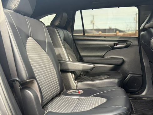 Used 2023 Toyota Highlander XSE image 19