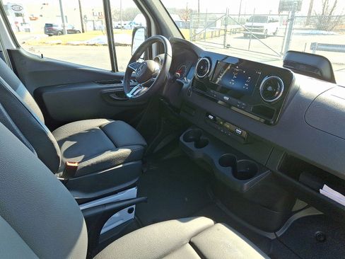 Used 2025 Mercedes-Benz Sprinter 2500 image 12
