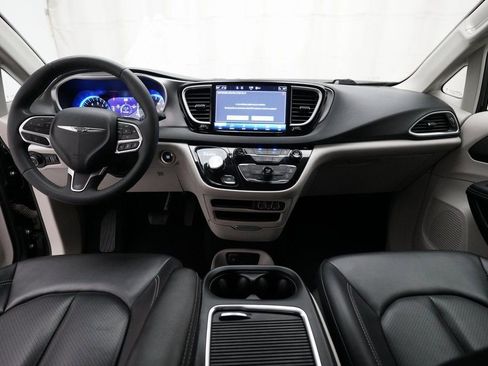 Used 2023 Chrysler Pacifica Touring-L image 5