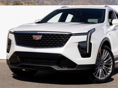 Used 2025 Cadillac XT4 Premium Luxury w/ Technology Package FWD image 2