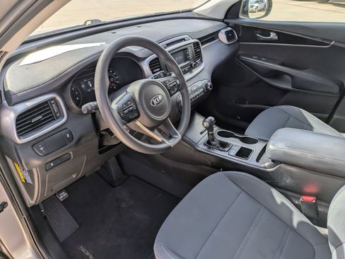 Used 2018 Kia Sorento L image 10