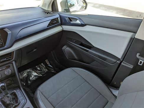 Certified 2022 Volkswagen Taos SE image 18