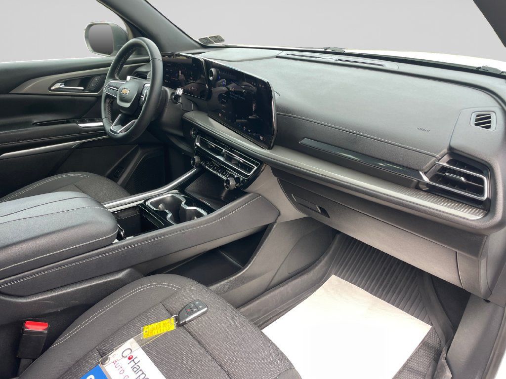 Used 2024 Chevrolet Traverse LT w/ LPO, Floor Liner Package FWD image 10