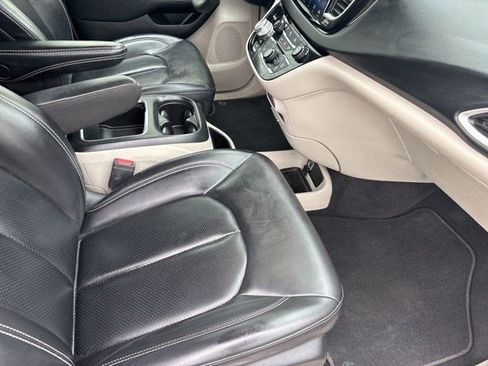 Used 2023 Chrysler Pacifica Touring-L FWD image 36