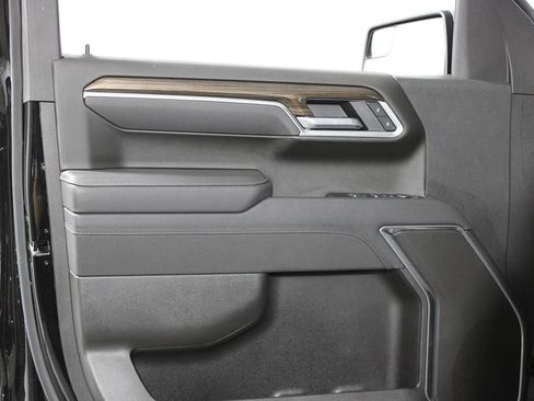 Used 2025 Chevrolet Silverado 1500 LT RWD image 8