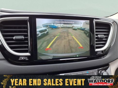 Used 2023 Chrysler Pacifica Touring-L image 17