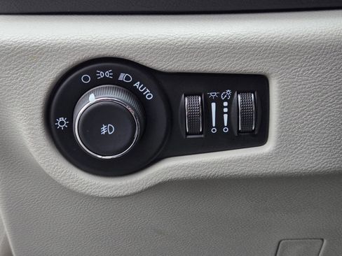 Used 2024 Chrysler Pacifica Touring-L FWD image 16