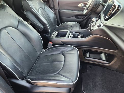 Used 2025 Chrysler Pacifica Limited FWD image 14
