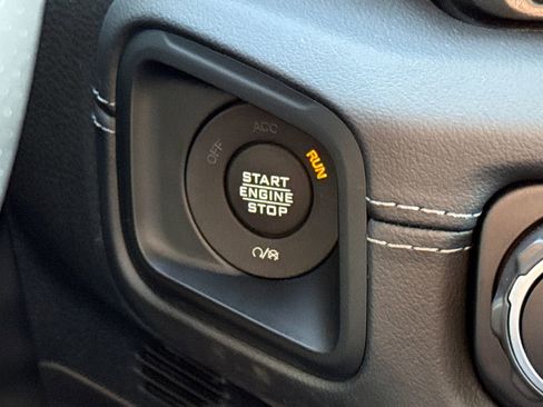 Used 2025 Jeep Gladiator Mojave AWD/4WD image 28