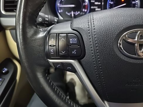 Used 2017 Toyota Highlander XLE AWD/4WD image 23
