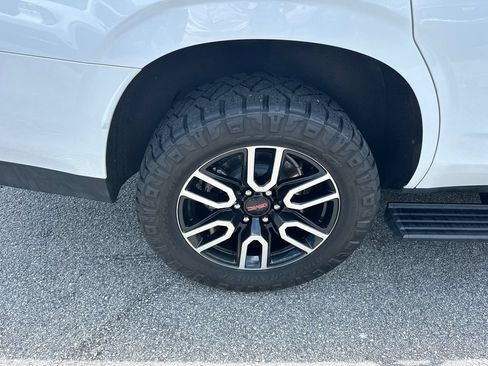 Used 2024 GMC Yukon AT4 w/ AT4 Premium Package AWD/4WD image 17