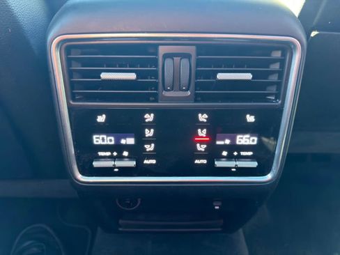 Used 2022 Porsche Cayenne Platinum Edition image 21