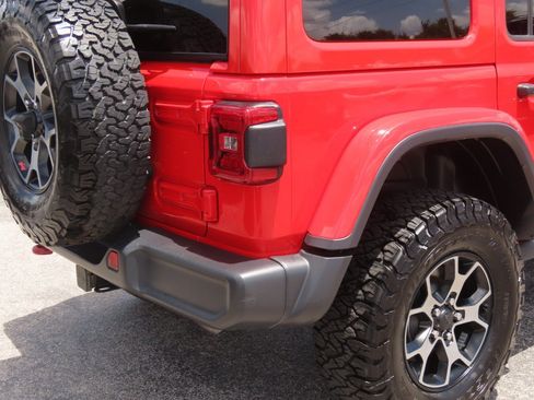 Used 2019 Jeep Wrangler Unlimited Rubicon w/ Cold Weather Group AWD/4WD image 12