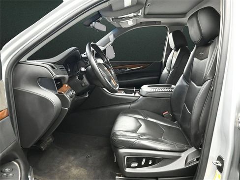 Used 2018 Cadillac Escalade Luxury image 11