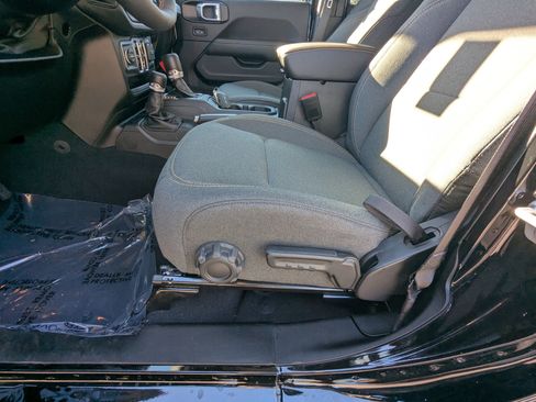 Used 2024 Jeep Wrangler Sahara w/ Safety Group image 15