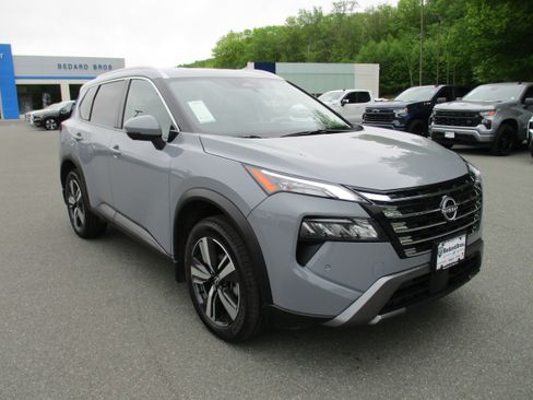Used 2025 Nissan Rogue SL AWD/4WD image 3