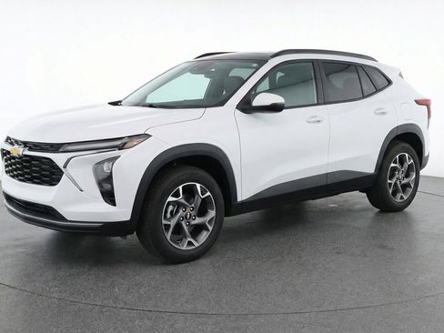 Used 2025 Chevrolet Trax LT w/ LT Convenience Package image 3