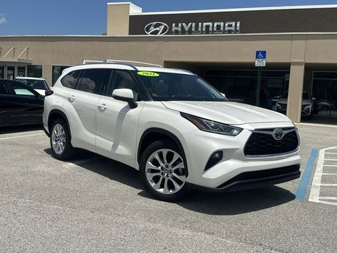 Used 2021 Toyota Highlander Limited FWD image 1
