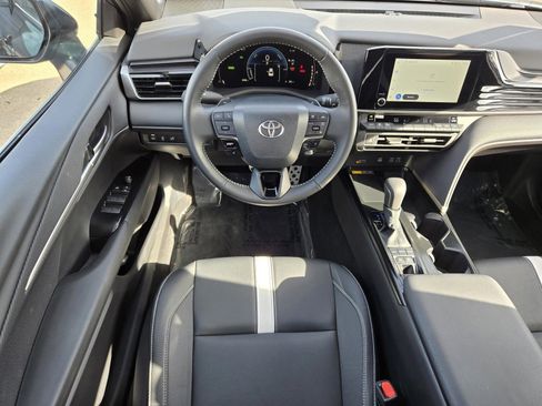 Used 2025 Toyota Camry SE image 11