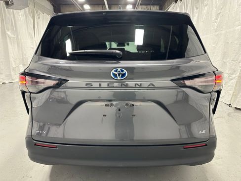 Used 2025 Toyota Sienna LE image 6