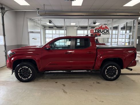 Used 2024 Toyota Tacoma TRD Sport AWD/4WD image 5
