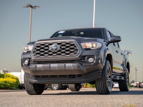 Used 2022 Toyota Tacoma TRD Sport w/ Technology Package RWD image 3