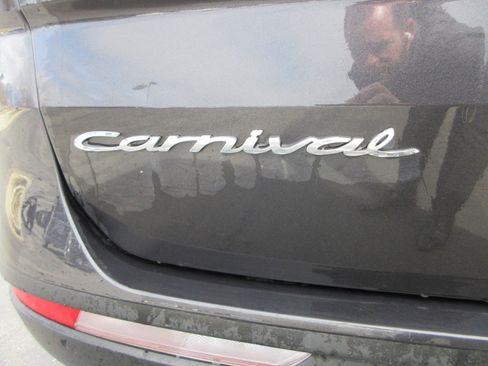 Used 2022 Kia Carnival SX Prestige image 8