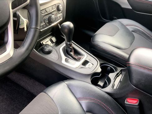 Used 2017 Jeep Cherokee Trailhawk image 15