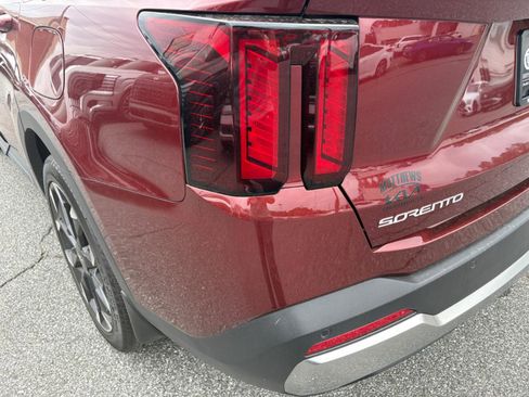 Used 2025 Kia Sorento EX w/ Panoramic Sunroof Package FWD image 9